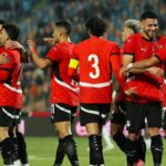 صورة لمنتخب مصر لكرة القدم يلعب مباراة ضد زيمبابوي في بطولة كأس أمم أفريقيا.