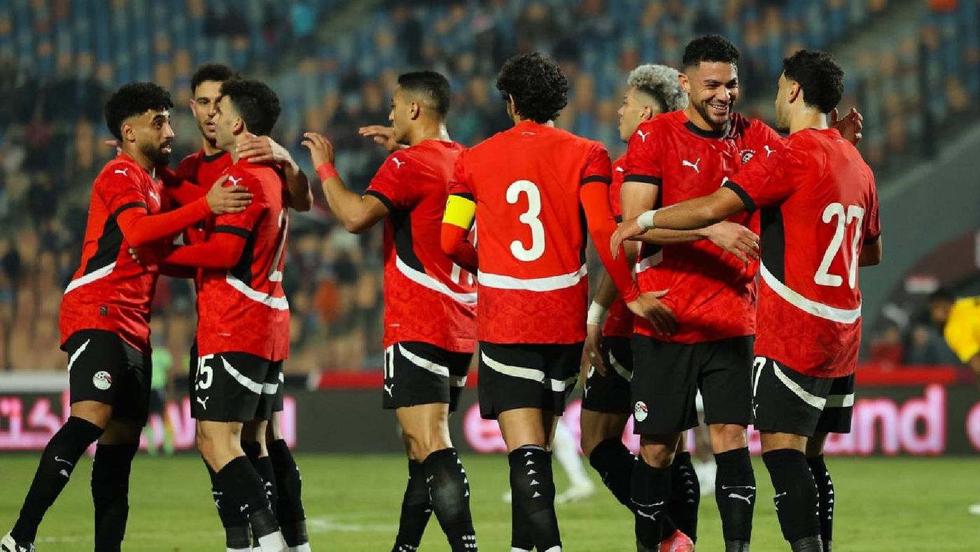 صورة لمنتخب مصر لكرة القدم يلعب مباراة ضد زيمبابوي في بطولة كأس أمم أفريقيا.