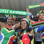 ** صورة للاعبين في كأس أمم أفريقيا، مع خلفية لشعار الاتحاد الأفريقي لكرة القدم.