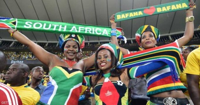 ** صورة للاعبين في كأس أمم أفريقيا، مع خلفية لشعار الاتحاد الأفريقي لكرة القدم.