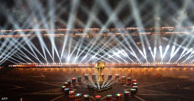 صورة لحفل الافتتاح في ملعب الأمير مولاي عبد الله بالرباط، مع حضور مسؤولين كبار ومشاهير وعشاق كرة القدم.