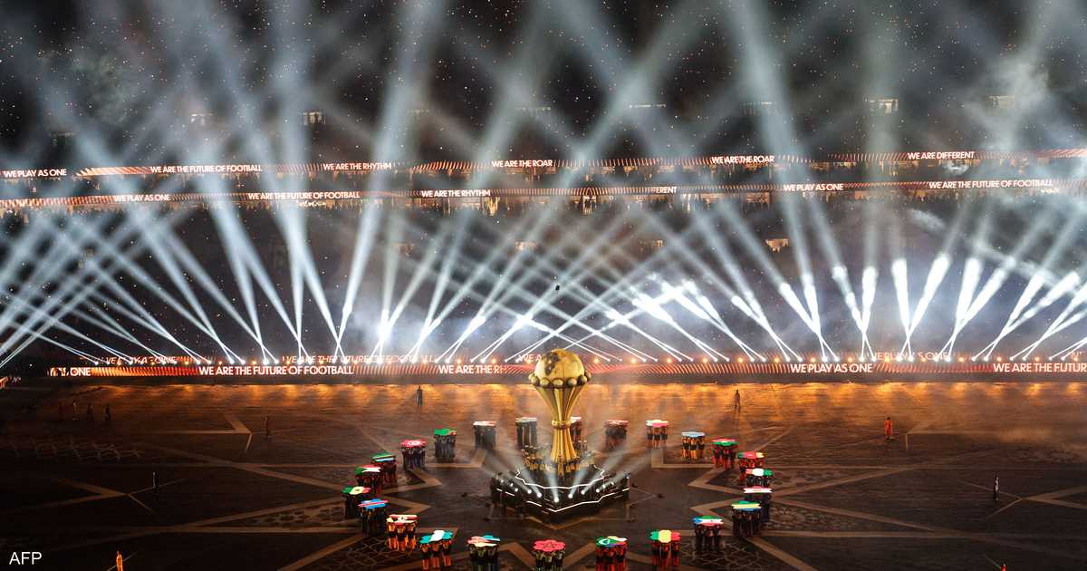 صورة لحفل الافتتاح في ملعب الأمير مولاي عبد الله بالرباط، مع حضور مسؤولين كبار ومشاهير وعشاق كرة القدم.