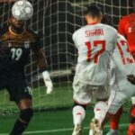 ** صورة للاعب الياس عاشوري في مباراة تونس ضد أوغندا، يظهر في صورة رائع أثناء تسجيله هدفه في الدقيقة 64.