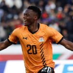 ** لاعبو زامبيا يحيون باستون داكا بعد سقوطه في الملعب.