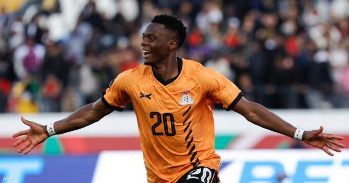 ** لاعبو زامبيا يحيون باستون داكا بعد سقوطه في الملعب.