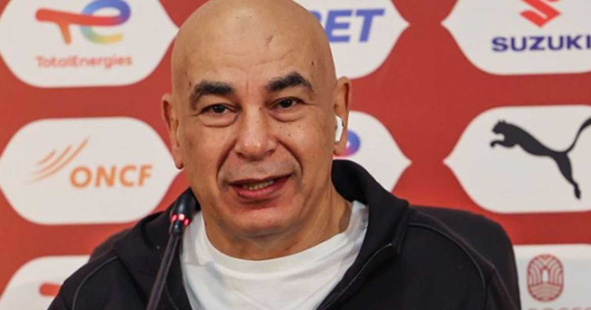 صورة لمنتخب مصر في مباراة ضد زيمبابوي في بطولة كأس أمم إفريقيا لكرة القدم 2025، مع حسام حسن في مقدمة الصورة.