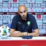 وصف الصورة: صورة لوليد الركراكي، الناخب الوطني للمغرب، مع اللاعبين في قائمة الفريق.