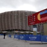 ** صورة مشجعون يحملون أعلاما وتمثيلات للمنتخب المغربي في محيط ملعب الأمير مولاي عبد الله.