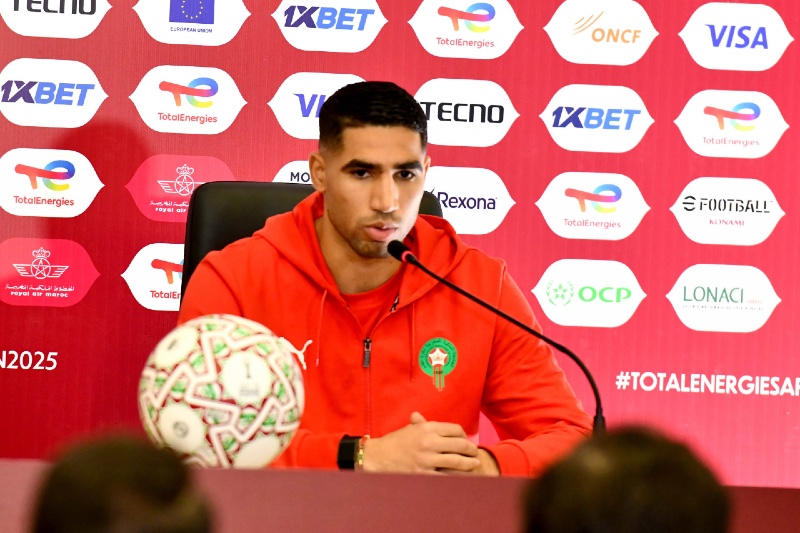 ** صورة أشرف حكيمي مع زملائه في المنتخب المغربي.