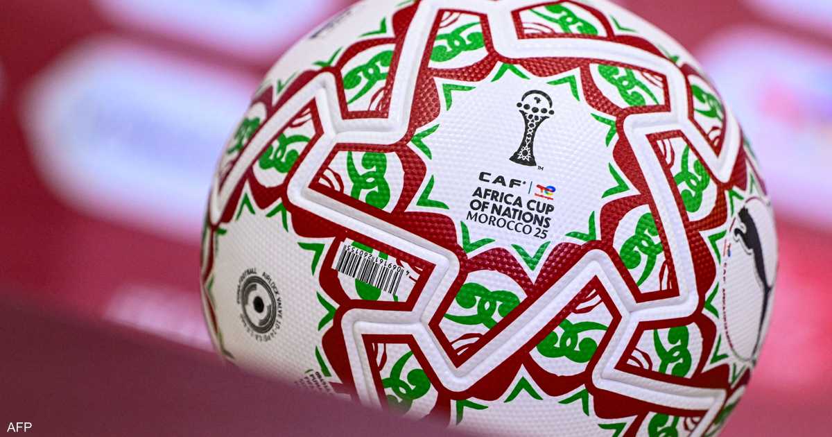 ** صورة لشعار كأس أمم إفريقيا مع خلفية ملونة ورموز كرة القدم.