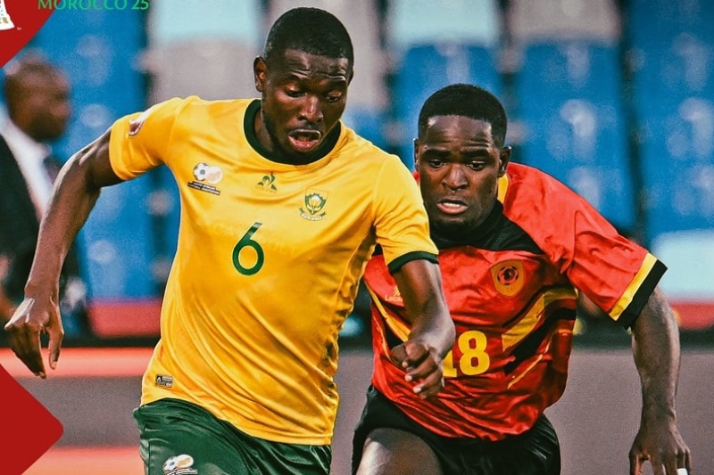 ** صورة للاعبين في المباراة، مع خلفية ملعب مراكش.