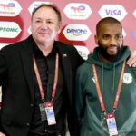 ** الصورة التي تظهر المدرب الإيطالي ستيفانو كوزين وعميد منتخب جزر القمر يوسف مشانغما خلال الندوة الصحافية التي تسبق مباراة الافتتاح.