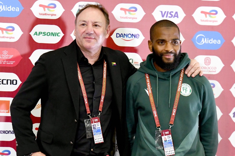 ** الصورة التي تظهر المدرب الإيطالي ستيفانو كوزين وعميد منتخب جزر القمر يوسف مشانغما خلال الندوة الصحافية التي تسبق مباراة الافتتاح.