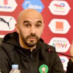 ** الصورة الترويجية لكأس إفريقيا, التي تظهر لاعبي المنتخب المغربي في إطار من الإثارة والتشويق.