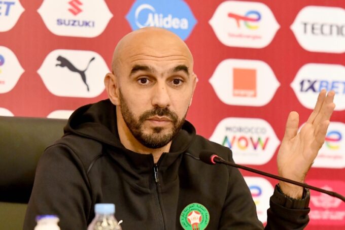 ** الصورة الترويجية لكأس إفريقيا, التي تظهر لاعبي المنتخب المغربي في إطار من الإثارة والتشويق.