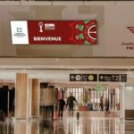 ** صورة لمطار محمد الخامس الدولي بالدار البيضاء، مع خلفية شعبية متعجرفة.