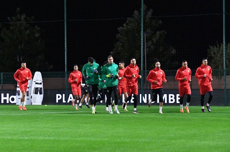 صورة للاعبين في الحصة التدريبية بمركب محمد السادس لكرة القدم بالمعمورة، في أجواء اتسمت بالجدية والتركيز.