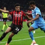 ** صورة لمباراة كرة قدم بين نابولي وميلان في ملعب الرياض في السعودية.