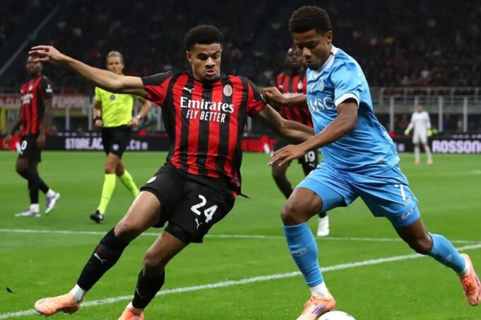 ** صورة لمباراة كرة قدم بين نابولي وميلان في ملعب الرياض في السعودية.