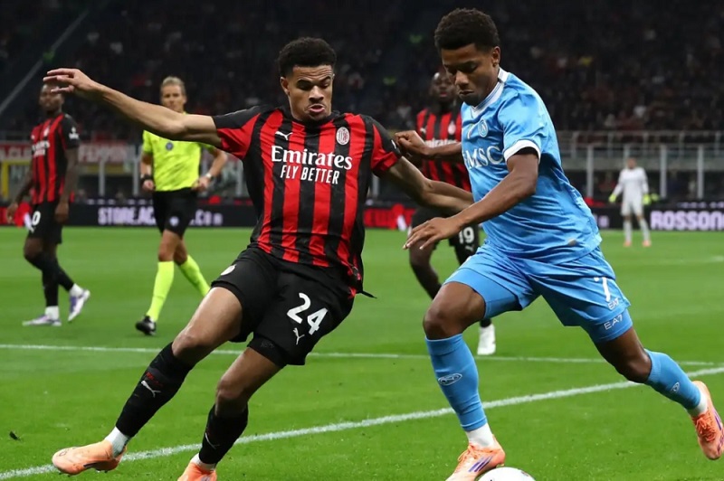 ** صورة لمباراة كرة قدم بين نابولي وميلان في ملعب الرياض في السعودية.