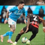 ** الصورة المثالية للفريق الفائز نابولي، مع لاعبيه في الاحتفال بعد الفوز.