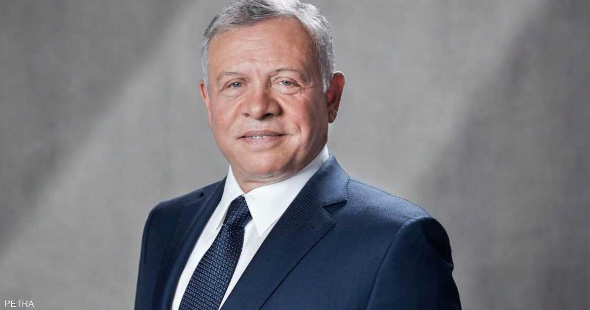 صورة للملك الأردن عبد الله الثاني مع لاعبي منتخب الأردن.