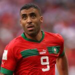 صورة للاعب عبد الرزاق حمد الله، وهو يرتدي قميص المنتخب المغربي، ويحمل كأس كأس العرب.