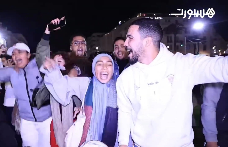 ** صورة للاعبي المنتخب المغربي يرفعون كأس العرب في وسط احتفالات شعبية في الرباط.