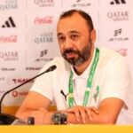 صورة لطارق السكتيوي، مدرب المنتخب المغربي، يحتفي بفريقه بعد تتويجهم بكأس العرب.