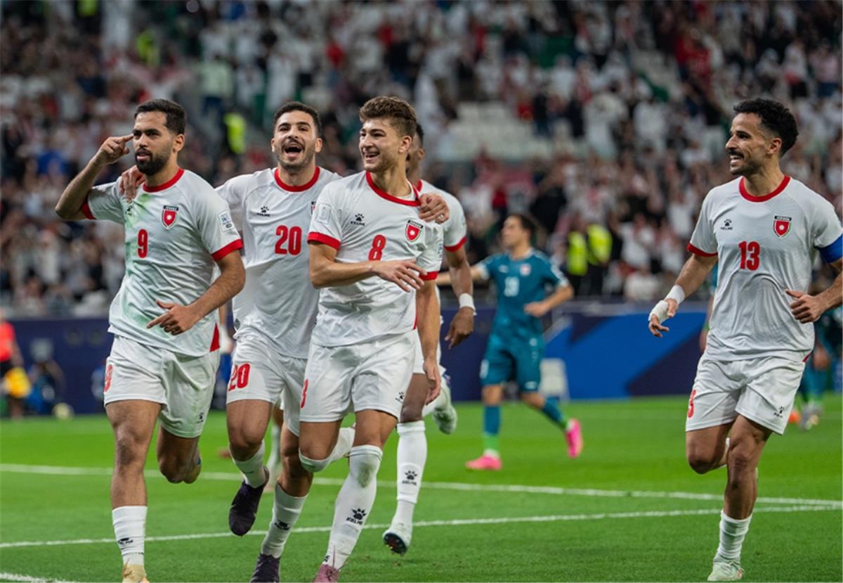 صورة للاعب علي علوان من منتخب الأردن يهتف بعد تسجيله هدفًا في مباراة نصف النهائي ضد السعودية.