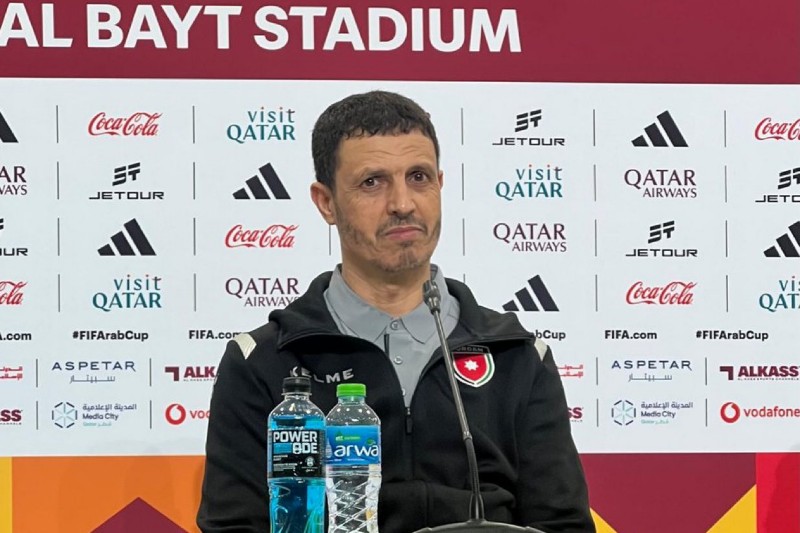 صورة لمدرب المنتخب الأردني جمال سلامي يحيي الفوز على المنتخب السعودي.