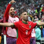 ** صورة لأحد لاعبي منتخب المغرب يحتفل بلقب كأس العرب 2025.