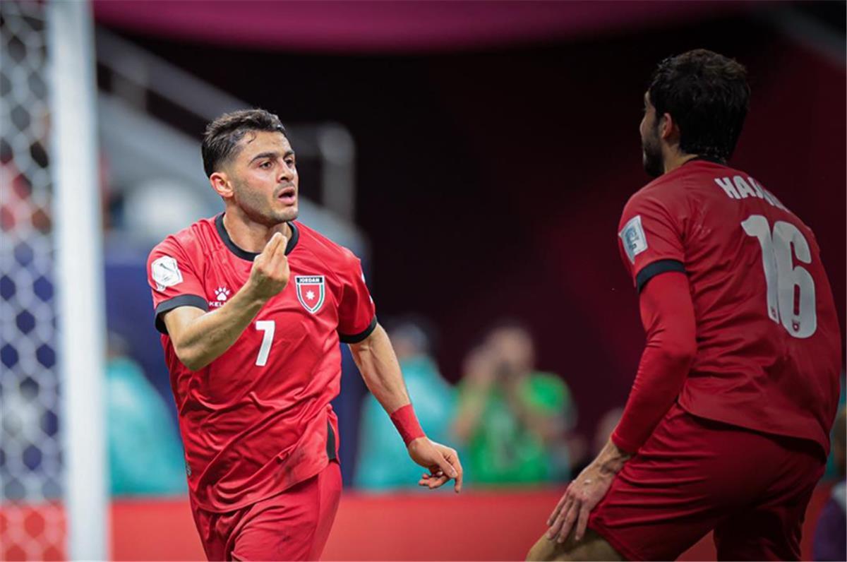 ** صورة للاعب نزار الرشدان يُسجل هدف الفوز في مباراة الأردن ضد السعودية في كأس العرب.