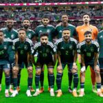 صورة لشخص يرتدي قميص منتخب السعودية، مع خلفية ملعب خليفة الدولي في قطر.
