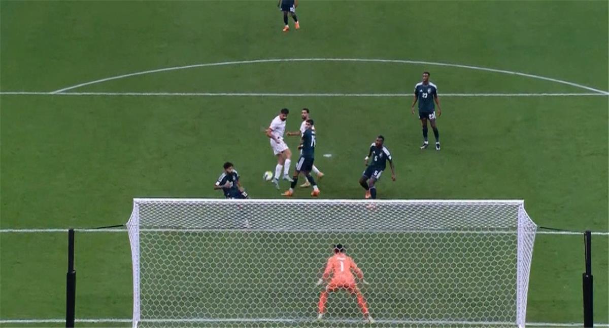 ** صورة للاعب نزار الرشدان يسجل هدفًا أمام منتخب السعودية في كأس العرب 2025.