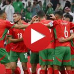وصف الصورة: صورة للاعب كريم البركاوي يرفع كأس أفضل لاعب في المباراة.