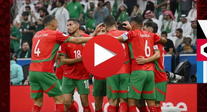 وصف الصورة: صورة للاعب كريم البركاوي يرفع كأس أفضل لاعب في المباراة.