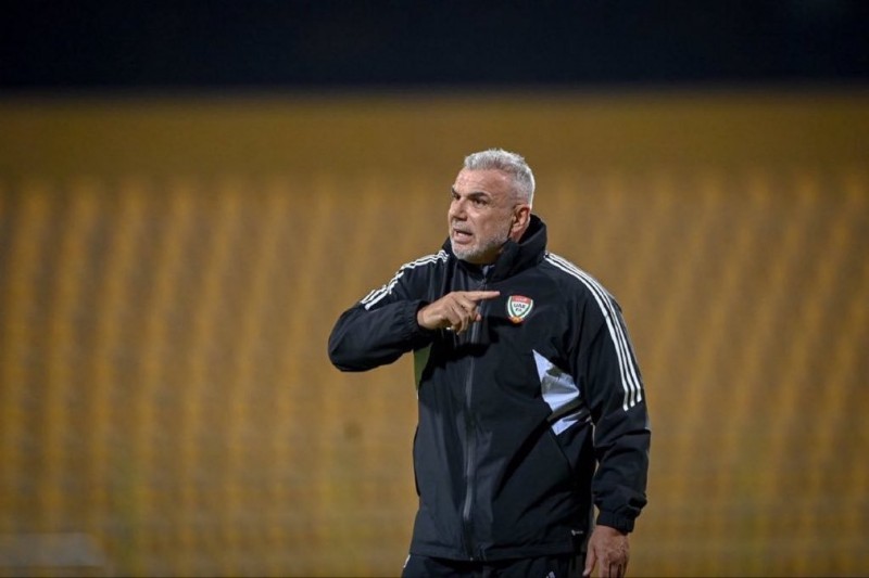 ** صورة لمدرب منتخب الإمارات أولاريو كوزمين في الندوة الصحافية بعد خروج الفريق من نصف نهائي كأس العرب.
