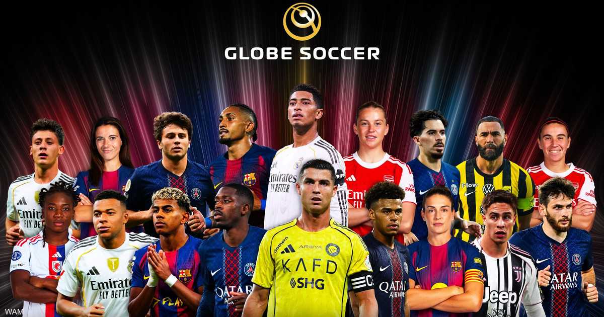 ** صورة للاعب كرة القدم كريستيانو رونالدو، يرتدي معطفاً فاخرًا، يرفع جائزة غلوب سوكر، بينما يحيط به أصحاب الجوائز الآخرون، في خلفية منتجع أتلانتس ذا رويال الفاخر في دبي.