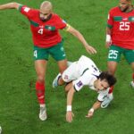 ** الصورة المرفقة هي صورة للاعبين في مباراة كرة القدم بين المغرب ومالي.