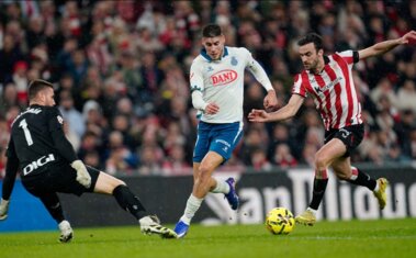 ** صورة للاعبين في المباراة بين أتلتيك بلباو وإسبانيول.