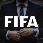 صورة للاعب كرة القدم يرتدي قميص نادي معين، مع وكلاء اللاعبين في الخلفية.