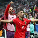 ** صورة للمنتخب المغربي يهتف في إستاد كأس العرب في قطر 2025.