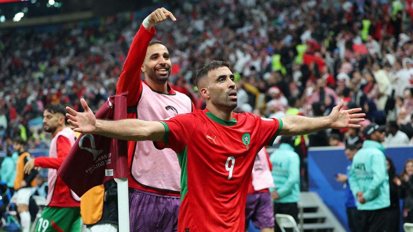 ** صورة للمنتخب المغربي يهتف في إستاد كأس العرب في قطر 2025.