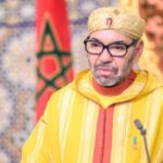 ** صورة لملك المغرب محمد السادس يهنئ منتخب المغرب بعد فوزهم بكأس العرب.