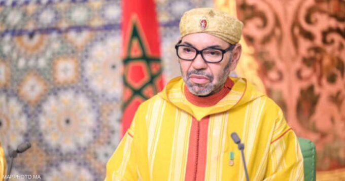 ** صورة لملك المغرب محمد السادس يهنئ منتخب المغرب بعد فوزهم بكأس العرب.