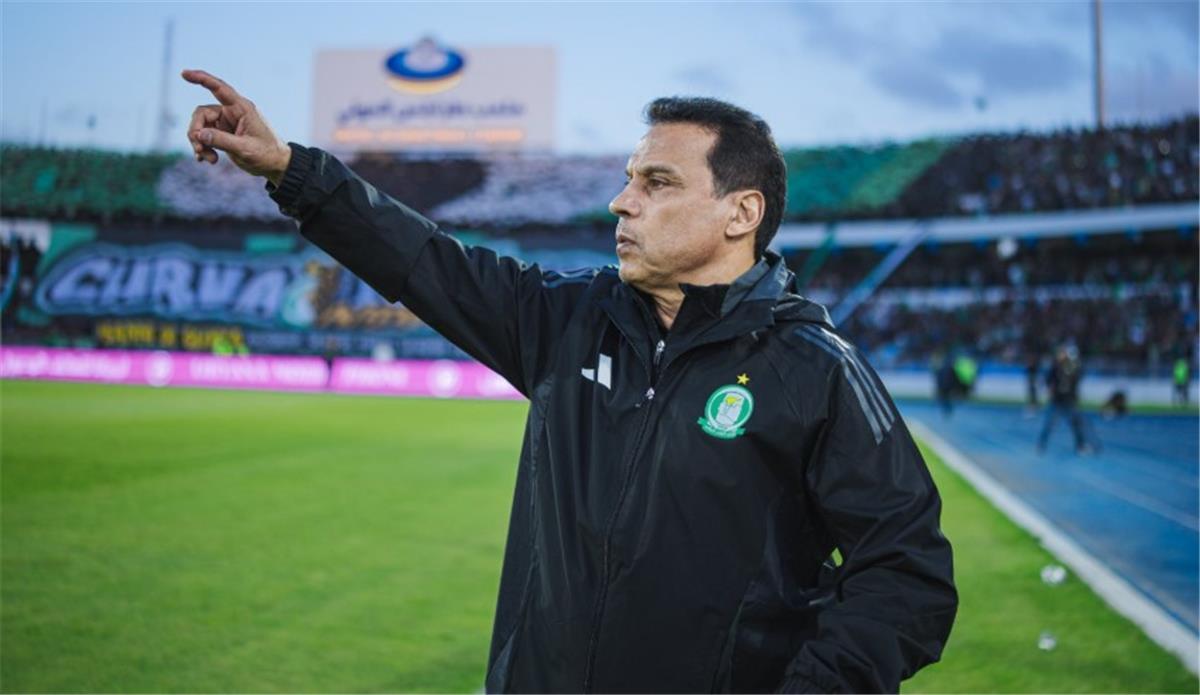 ** صورة لحسام البدري، المدير الفني لفريق أهلي طرابلس الليبي، أثناء تصريحاته التلفزيونية.