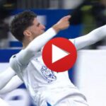 صورة للاعب أسامة العزوزي وهو يلعب مع نادي أوكسير في مباراة ضد نادي ميتز.