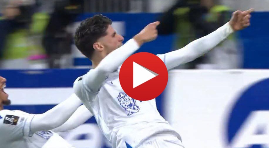 صورة للاعب أسامة العزوزي وهو يلعب مع نادي أوكسير في مباراة ضد نادي ميتز.