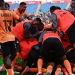 ** صورة لحظة سقوط مهاجم زامبيا أثناء احتفاله بالهدف القاتل على أرض الملعب.